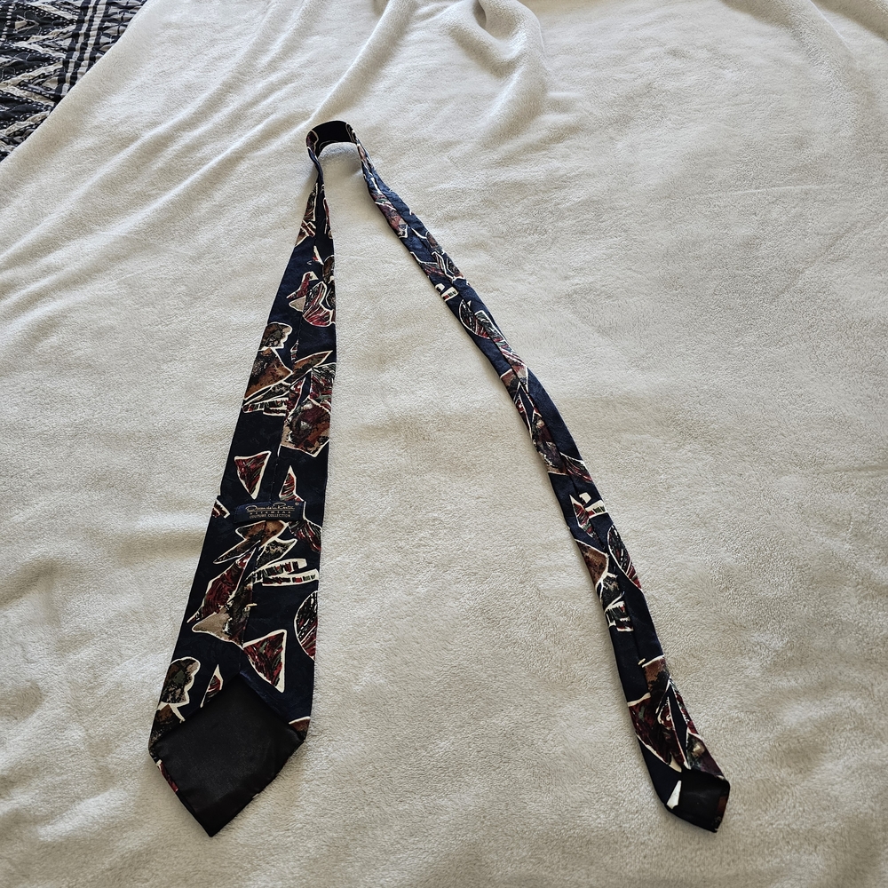 Oscar de la Renta Navy Silk Tie with Burgundy and Beige Abstract Pattern - Picture 5 of 6